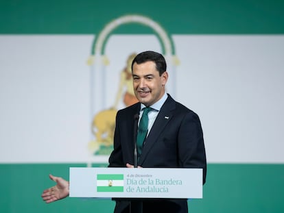 El presidente de la Junta de Andalucía, Juan Manuel Moreno, durante el acto institucional del Día de la Bandera, en el Palacio de San Telmo (Sevilla).