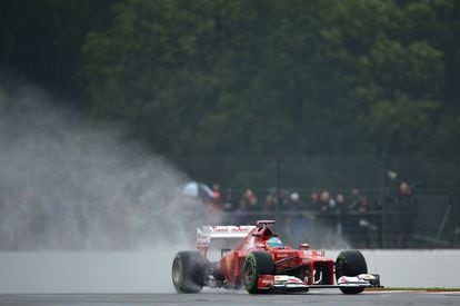 Fernando Alonso marca el mejor tiempo en la última vuelta clasificatoria.