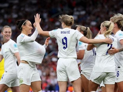 Las jugadoras de Inglaterra celebran el tanto de Beth Mead que supuso la victoria por la mínima ante Austria.