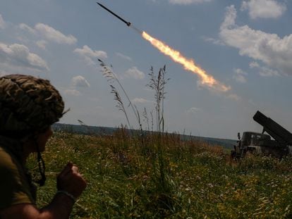 El ejécito ucraniano lanza un cohete contra las tropas rusas, en la región de Zaporizhzhia, el pasado 25 de junio.