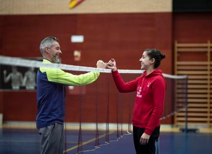 Carolina Marín clashes hands with her coach, Fernando Rivas, at the end of the training session. 
