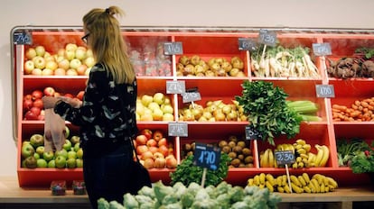 Una mujer compra en una frutería.