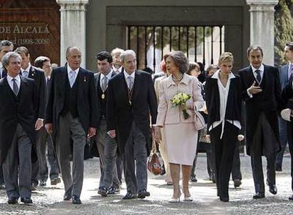 Juan Gelman, con los Reyes y el presidente del Gobierno y su esposa. En los extremos, el ministro de Cultura (izquierda) y el rector de la Universidad de Alcalá de Henares (derecha).