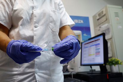 Una enfermera prepara una de las dosis de la vacuna contra la gripe en un centro de salud del madrileño.