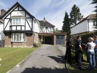 La polic&iacute;a vigila la casa de la familia asesinada en Francia en Claygate (Inglaterra).