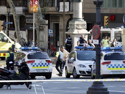 Efectivos policiales en el lugar en el que una furgoneta ha atropellado esta tarde a varios peatones que paseaban por las Ramblas de Barcelona.