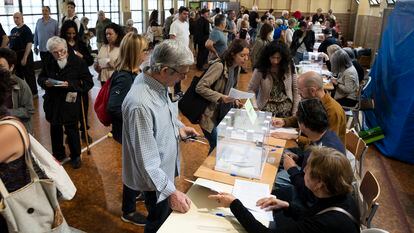 Votaciones en el instituto La Sedeta en el Eixample de Barcelona, este domingo.