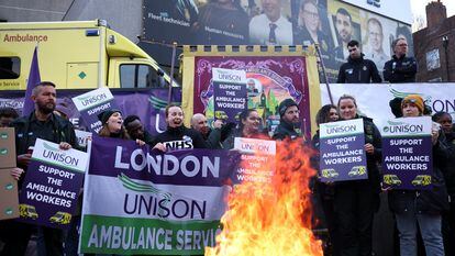 Trabajadores del servicio de ambulancias protestan este miércoles, en Londres.