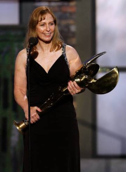 La especialista Debbie Evans recoge un premio Taurus por su labor como doble de acción.