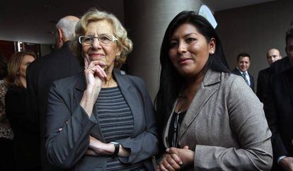 La alcaldesa de Madrid, Manuela Carmena, durante su visita a Bolivia. En la imagen, junto a la alcaldesa de El Alto de Bolivia, Soledad Chapet&oacute;n. 