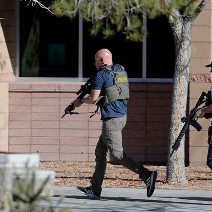 Policías entran al campus de la universidad, el 6 de diciembre en Las Vegas (Nevada).