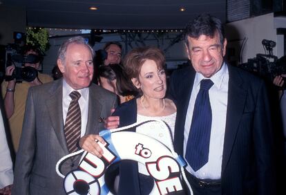 Martha Coolidge con Jack Lemmon (izquierda) y Walter Matthau (derecha) en el estreno de 'Por rumbas y a lo loco', película que ella dirigió en 1997 y los dos actores protagonizaron.