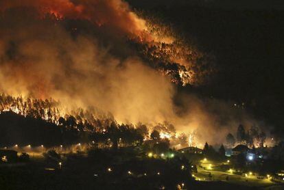 Vista general del incendio declarado en el municipio vizcaíno de Berango.