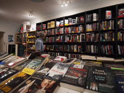 Aspecto del interior de la librería SomNegra, de Barcelona. 