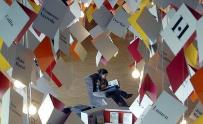 Una mujer lee en el pabell&oacute;n catal&aacute;n de la Feria del Libro de Francfort.