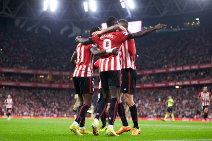 Los jugadores del Athletic celebran uno de los goles ante el Almería este viernes en San Mames.