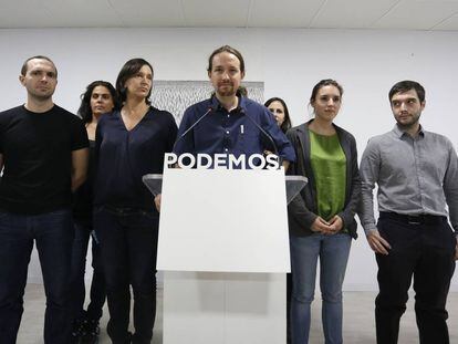 Pablo Iglesias, de pie, en rueda de prensa para valorar los resultados de Podemos en las elecciones catalanas de 2015.