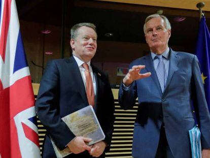 El negociador británico para el Brexit, David Frost, junto al negociador de la UE, Michel Barnier. 
 