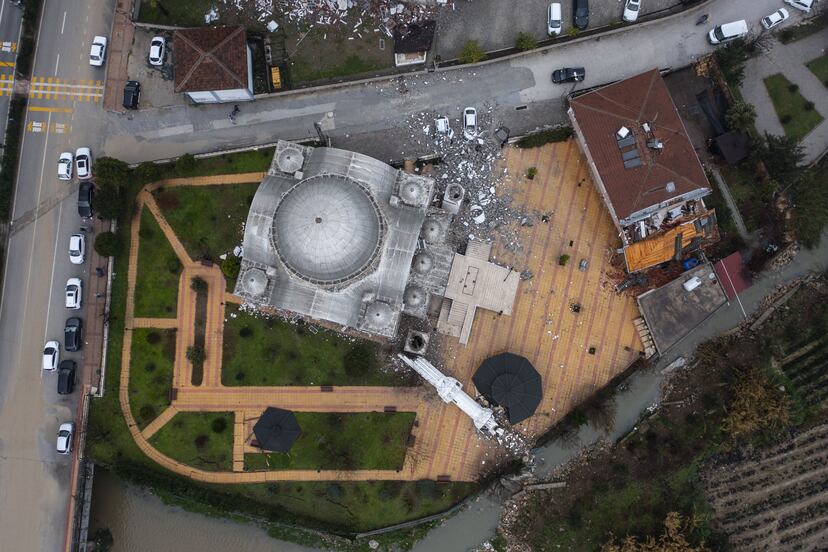 El minarete de una mezquita de la provincia turca de Hatay, venido abajo por el terremoto.