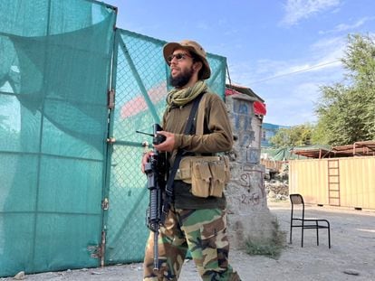 Un militante talibán hacía guardia este martes junto al lugar donde, según Estados Unidos, un ataque con un dron mató a Ayman al Zawahiri, líder de Al Qaeda en Kabul.