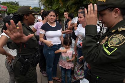 Un grupo de personas espera en las inmediaciones de la cárcel de Tuluá, para entregar objetos a los reclusos que podrían ser trasladados a otros centros de detención.