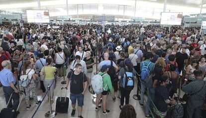 Colas en la terminal 1 del aeropuerto de El Prat, este viernes.