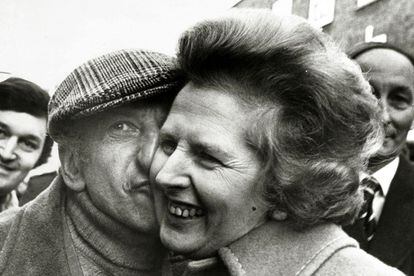  Margaret recibe un beso de Petticoat Lane comerciante de Lew Pickle. 
