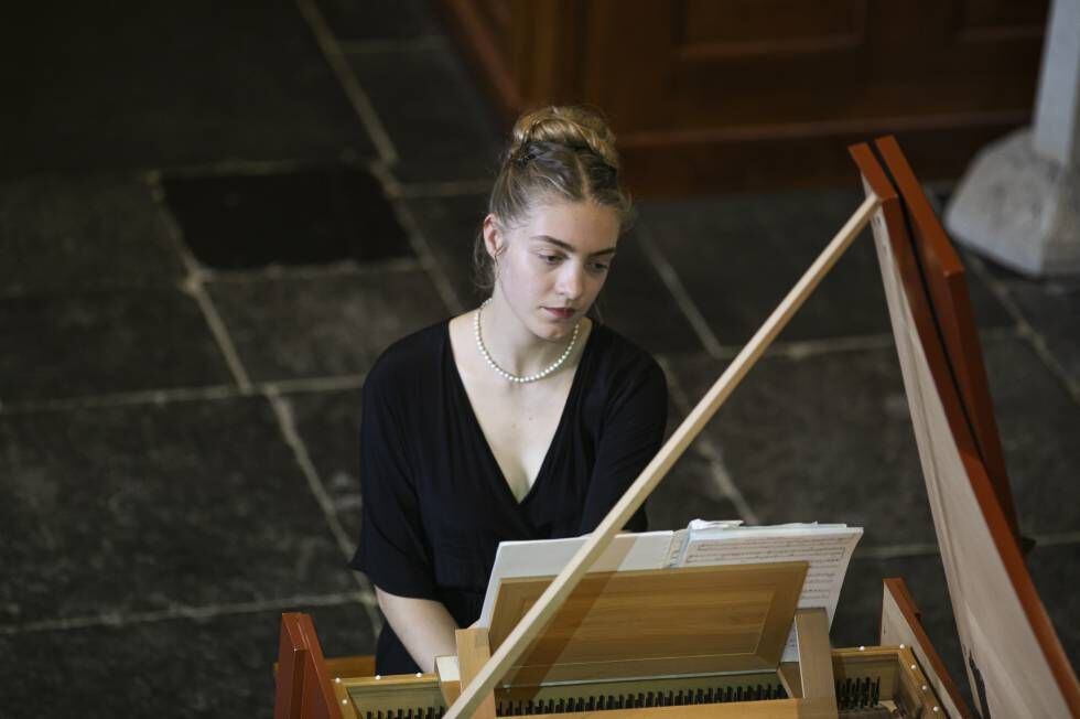 La joven clavecinista francesa Louise Acabo durante su concierto en la Lutherse Kerk.