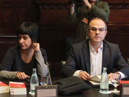 La portavoz de la CUP, Anna Gabriel, y su homólogo de Junts pel Si, Jordi Turull, durante la reunión de la Mesa y la Junta de Portavoces del Parlament.