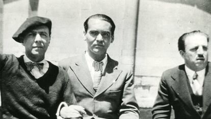 Carlos Morla Lynch, Federico García Lorca y el embajador de Chile en España en 1932, en una foto que pertenece a la fundación del poeta granadino.