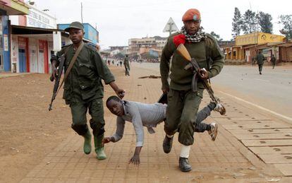 Dos soldados se llevan a un manifestante tras una protesta en Kivu Norte contra el Gobierno por la violencia en el este del país, el pasado mes de agosto.