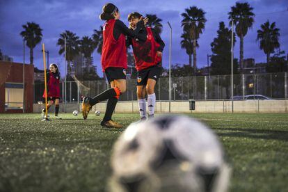 El año pasado, el equipo ganaba por goleada en la liga femenina, fue entonces cuando se decidió que jugase en el masculino.