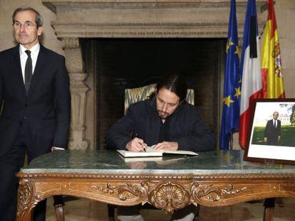 El l&iacute;der de Podemos, Pablo Iglesias, firma el libro de condolencias en la residencia del embajador de Francia. 