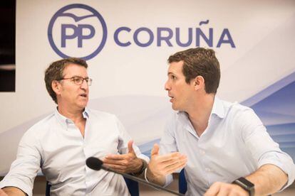 Feijóo y Casado, durante el acto con la militancia en la sede del PP en A Coruña.