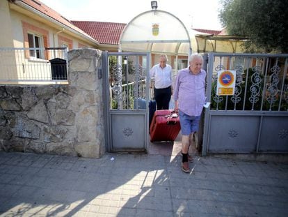 Un hombre abandona el centro con su hermano, interno en la residencia.