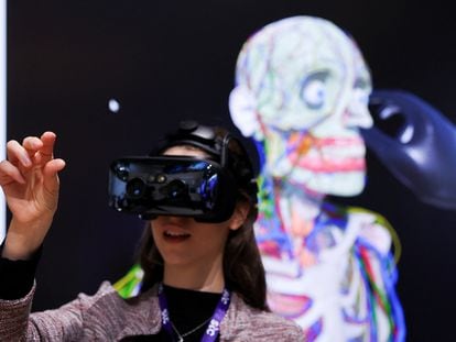 Una persona usa un casco de realidad virtual (VR) de alta resolución para aprender anatomía humana durante el Mobile World Congress (MWC) 2023 en Barcelona.