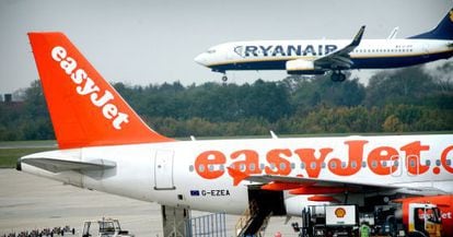 Un avió d'Easyjet, davant d'un de Ryanair.