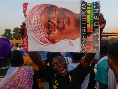 Seguidores del general Embaló muestran pancartas con su candidatura, durante un acto de campaña en Bissau, el pasado noviembre.