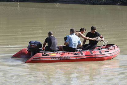 Un grupo especializado de los GEO busca en el Guadalquivir, ayer, a los dos menores desaparecidos en C&oacute;rdoba.