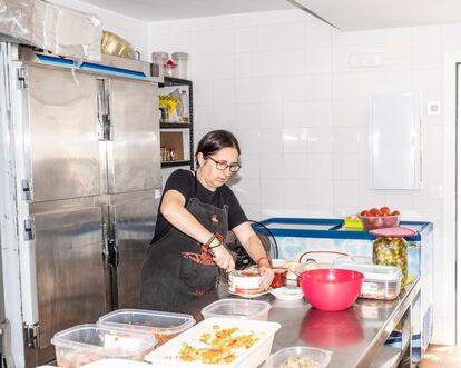 María Teresa Ibarra, vecina de Casas de Miravete (Cáceres), trabajaba el martes en la cocina de la piscina del pueblo.