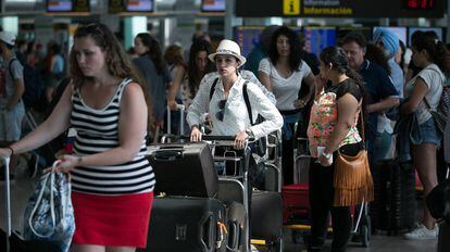 Pasajeros en el aeropuerto de El Prat.