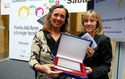 Montserrat Meya, a la izquierda, sostiene la placa que del premio Ada Byron. 