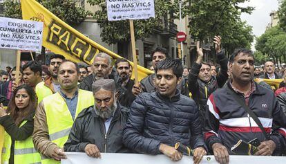 Centenars de taxistes es manifesten a Barcelona aquest dimecres.