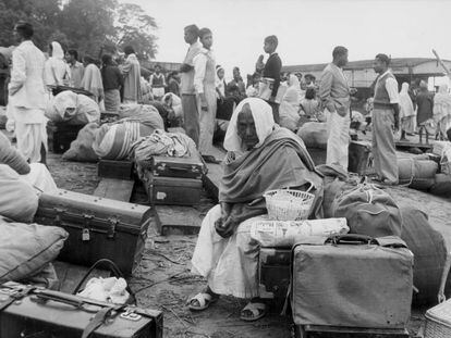Varios refugiados huyen con sus pertenencias durante la guerra sino-India de 1962. 
