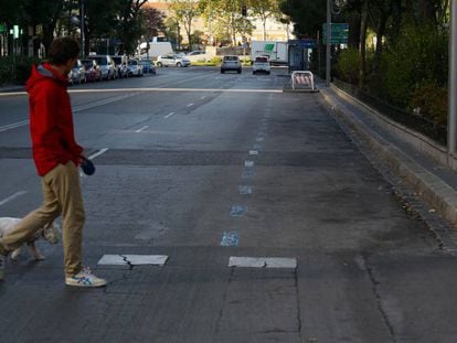 Calle sin coches aparcados en Paseo de Pontones, hoy en Madrid.