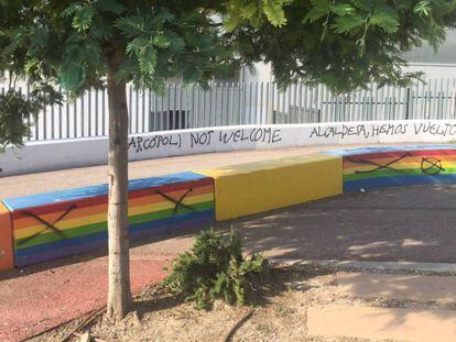 Pintadas contra el movimiento LGTBI y el colectivo Arcópoli en Torrelodones.