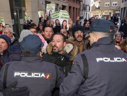 Familiares y amigos de Esther López protestan a las puertas de los juzgados de Valladolid, el pasado 15 de diciembre.