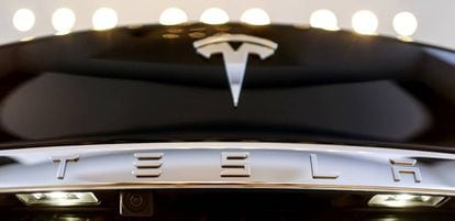 El sed&aacute;n Model S de Tesla en un concesionario