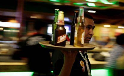 Un mesero en un bar de Ciudad Juárez.