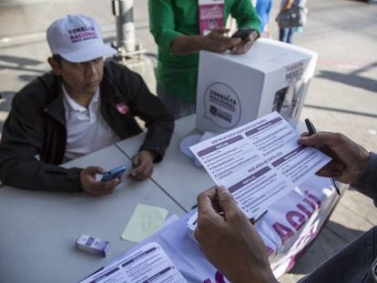 Una mesa de la consulta sobre el aeropuerto en Tijuana, Baja California.